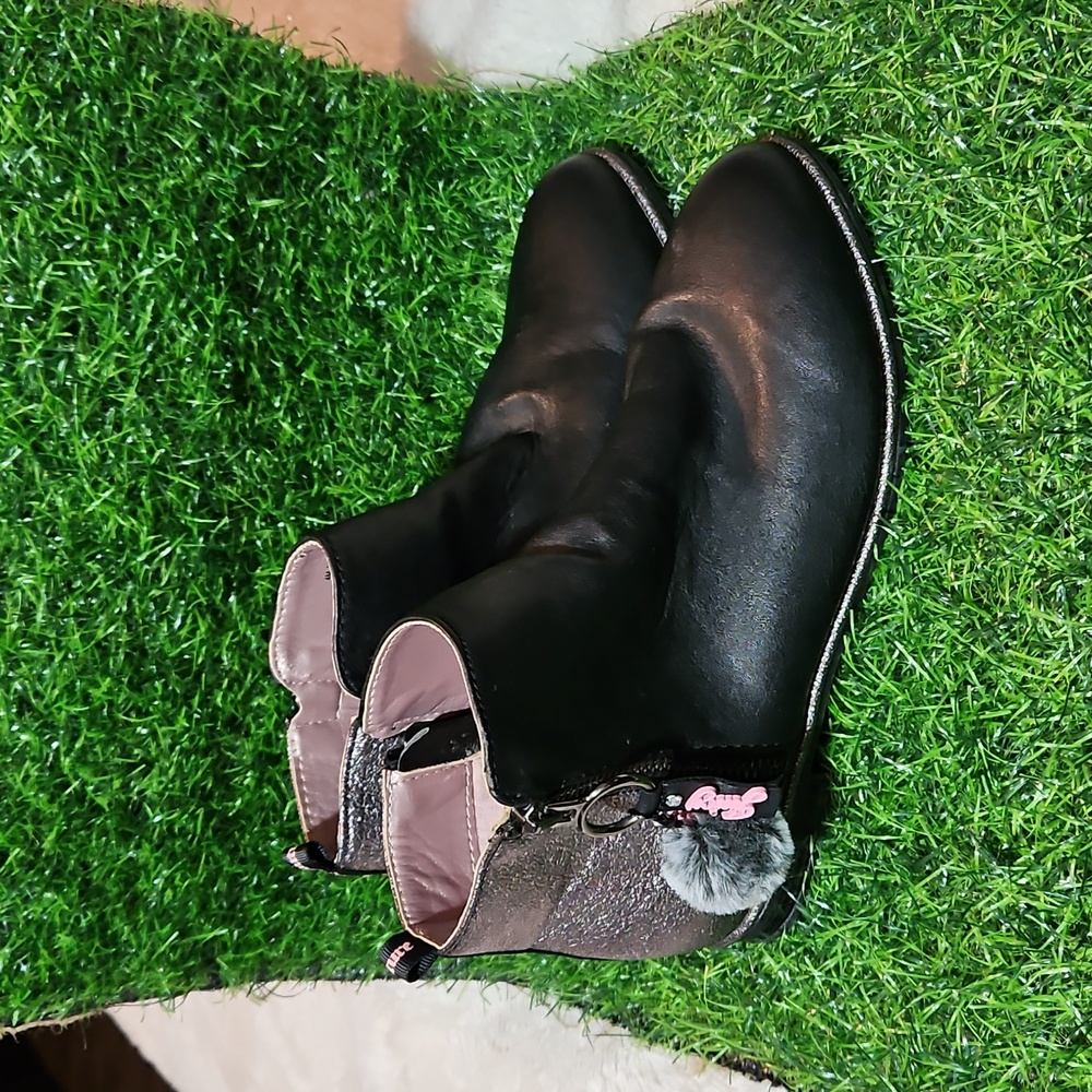 Juicy Couture Napa Little Girls Charm Ankle Booties 4M